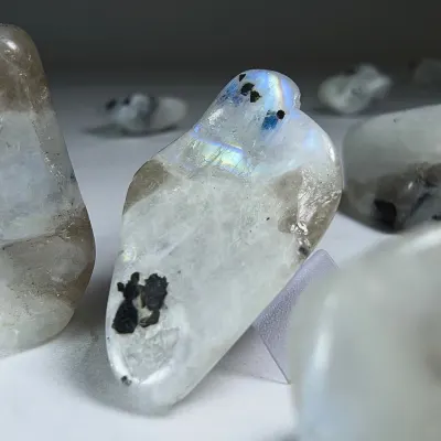 Gema De Piedra Luna Blanca Con Destello Azul, Biotita Y Cuarzo Ahumado de 2.5 cm1