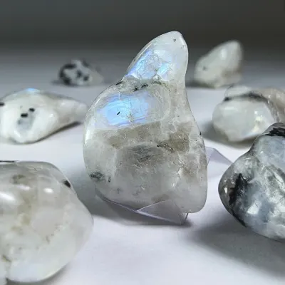 Gema De Piedra Luna Blanca Con Destello Azul, Biotita Y Cuarzo Ahumado de 2 cm1