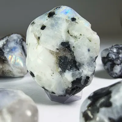 Gema De Piedra Luna Blanca Con Destello Azul, Biotita Y Cuarzo Ahumado de 3.5 cm1