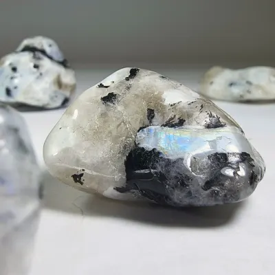 Gema De Piedra Luna Blanca Con Destello Azul, Biotita Y Cuarzo Ahumado de 4 cm1