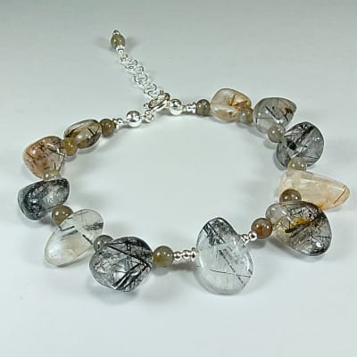 Pulsera Con Broche De Cuarzo Turmalinado Y Labradorita Gris