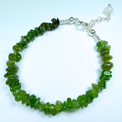 Pulsera Con Broche De Nefrita Y Piedra Luna Blanca Con Destello Azul