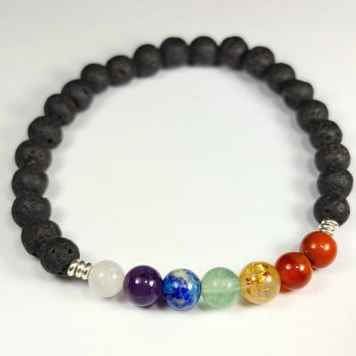 Pulsera De 7 Chakras, Piedra Volcánica Y Cuarzo Blanco en Perlas de 6 mm