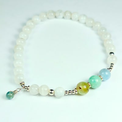 Pulsera De Piedra Luna Blanca Con Destello Azul, Crisoprasa Y Apatita Azul en Perlas desde 4 mm1