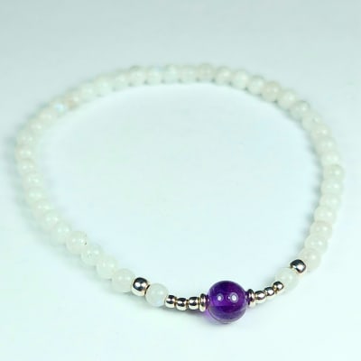 Pulsera De Piedra Luna Blanca Con Destello Azul Y Cuarzo Amatista en Perlas desde 4 mm1