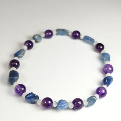 Pulsera Intercalada De Cianita Azul, Cuarzo Amatista Y Piedra Luna Blanca Con Destello Azul en Perlas desde 2 mm1