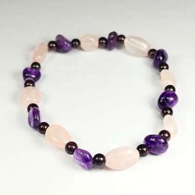 Pulsera Intercalada De Cuarzo Rosa Claro, Cuarzo Amatista Y Granate Almandino en Porotos desde 4 mm