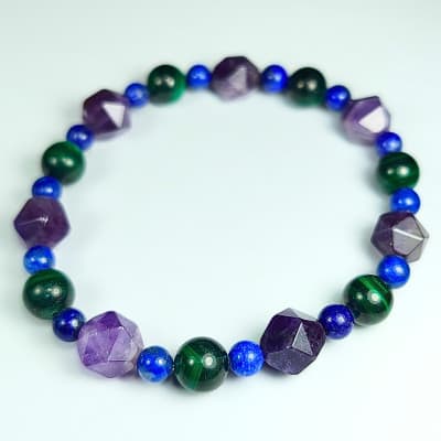 Pulsera Intercalada De Malaquita, Cuarzo Amatista Y Lapislázuli en Perlas desde 5 mm1