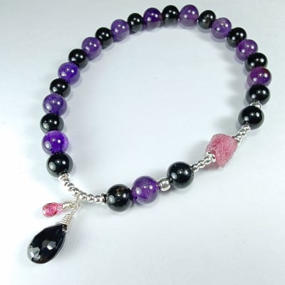 Pulsera Intercalada De Turmalina Negra, Cuarzo Amatista Y Espinel Negro en Perlas, Gotas y Trozo desde 3 mm