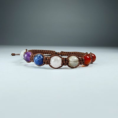 Pulsera Tejida Café Moro De 7 Chakras, Cuarzo Blanco Y Cuarzo Amatista