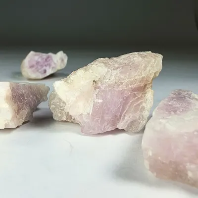 Trozo De Kunzita Rosa de 3 cm