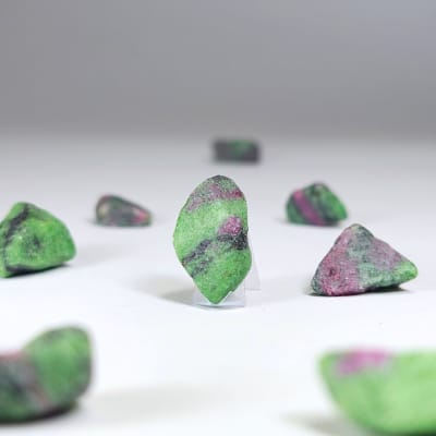 Trozo De Zoisita, Rubí Y Biotita de 1.2 cm