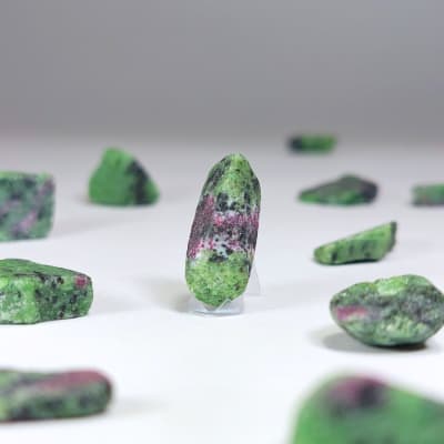 Trozo De Zoisita, Rubí Y Biotita de 1.8 cm