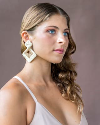 ARETES SQUARE