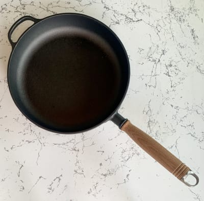 Sartén de hierro fundido con mango madera de 28 cms