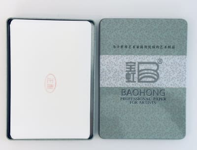 Postales 100% Algodon línea Artista  BAOHONG en caja métalica con diseño.