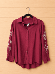 Blusa burdeo manga bordada