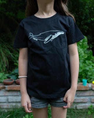 Polera niño negra ballena