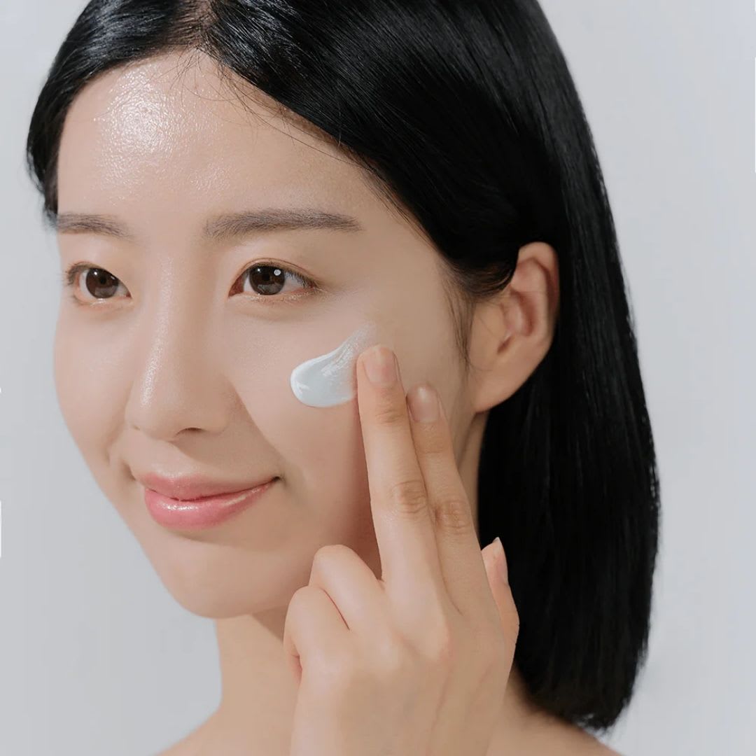 SKIN1004 Madagascar Hyalu - Cica Water Fit Sun Serum 50ml (Protector Solar)5
