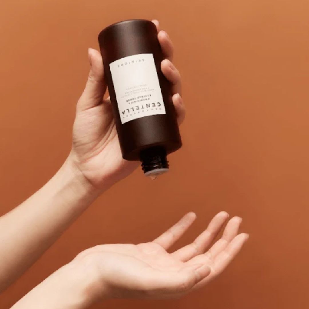 SKIN1004 Madagascar Centella Probio Cica Essence Toner 210ml7