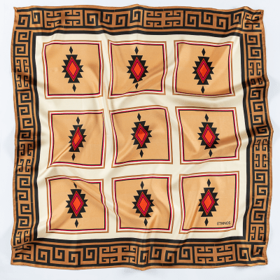 PAÑUELO 100% SEDA NATURAL SIMBOLOS CAMEL1