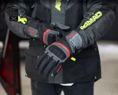 Cómo elegir guantes para moto: verano, invierno y protecciones