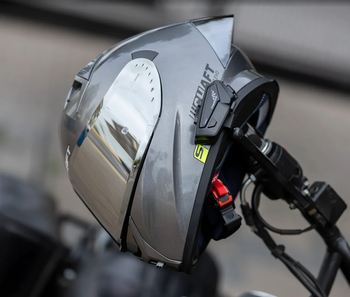 ¿Cuándo cambiar un casco de moto? Vida útil y señales de desgaste