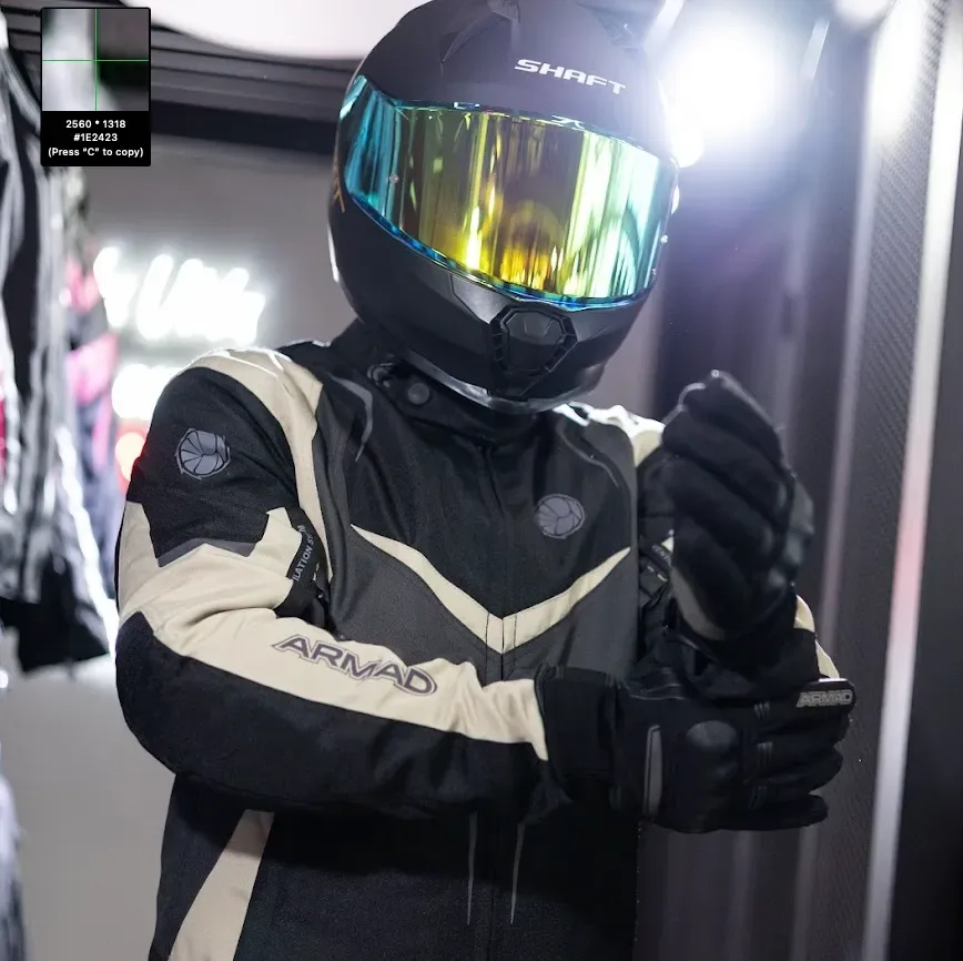 Cómo elegir una chaqueta para moto: cuero, textil y protecciones