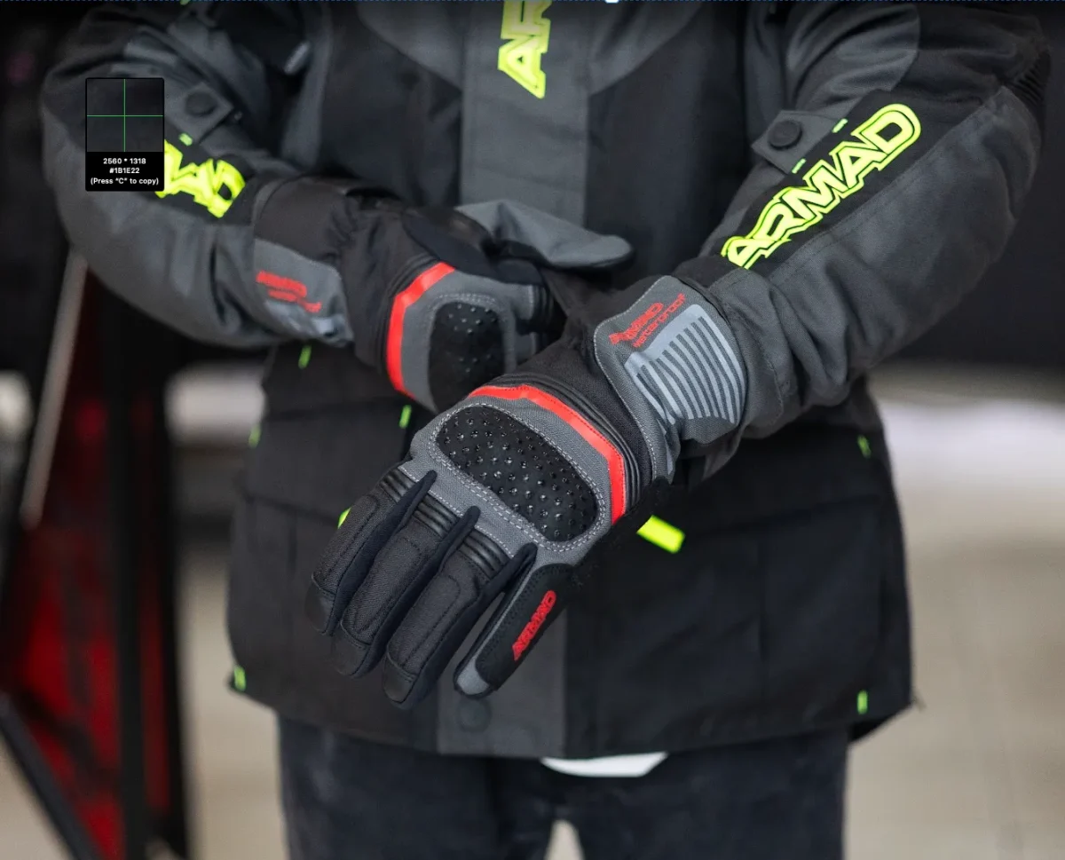 Cómo elegir guantes para moto: verano, invierno y protecciones