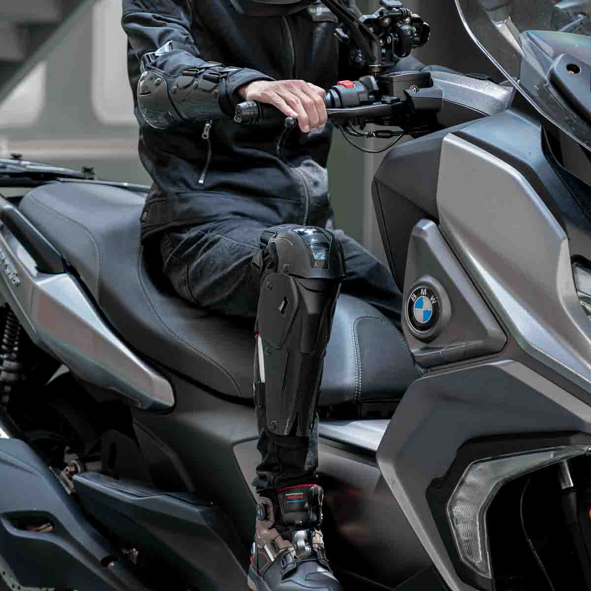 SET DE RODILLERAS PARA MOTO ONES AGAIN KP104