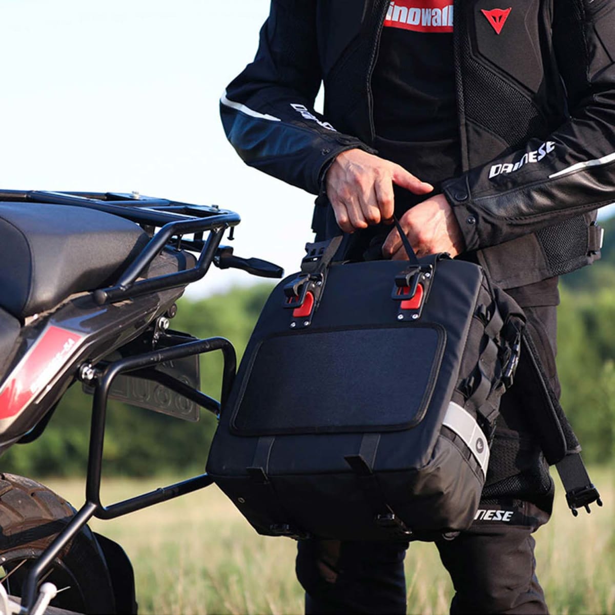 Bolso lateral para moto rhinowalk MT2040 20 litros impermeable2