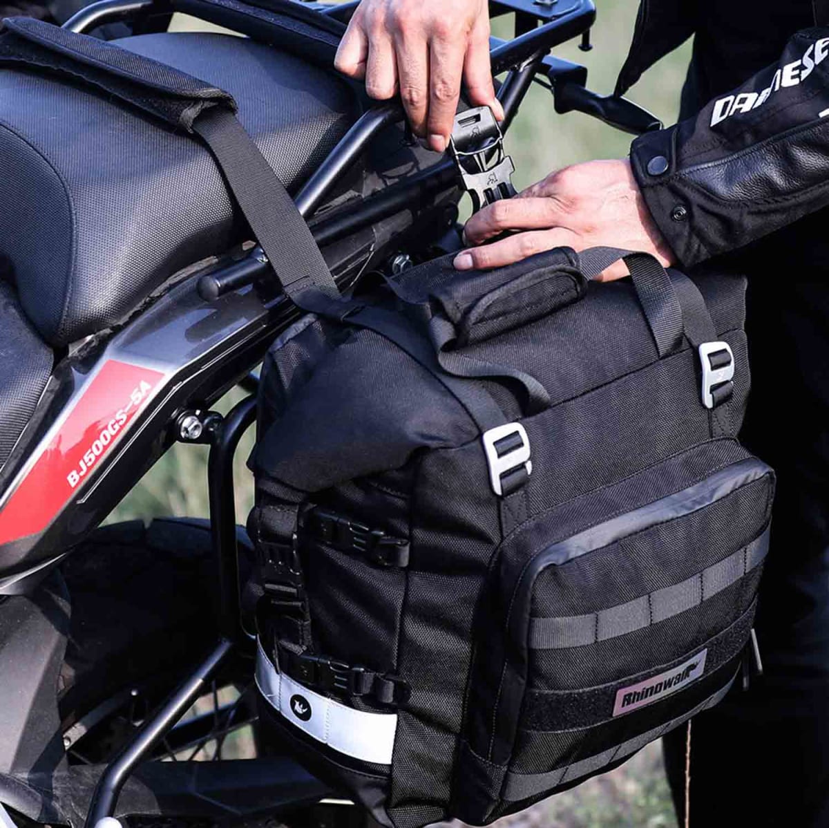 Bolso lateral para moto rhinowalk MT2040 20 litros impermeable4