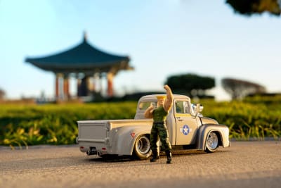 2.75+1:24 | Hollywood Rides | 1956 Ford F100 Pickup With Guile Figure2