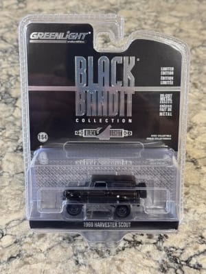 1:64 Black Bandit Series 29 - 1969 Harvester Scout Lifted Solid Pack2