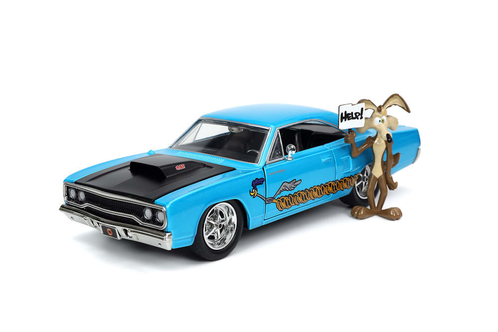 2.75+1:24 | Hollywood Rides | 1970 Plymouth Road Runner With Wile E Coyote Figure1