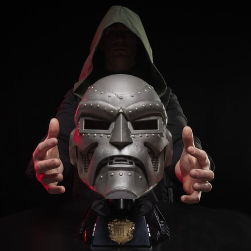 MARVEL LEGENDS DOCTOR DOOM CASCO3
