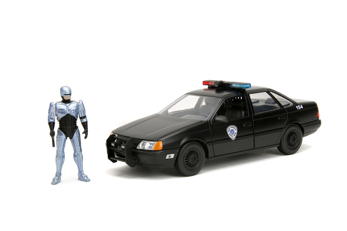 2.75+1:24 | Hollywood Rides | 1:24 1986 Ford Taurus with Robocop figure1