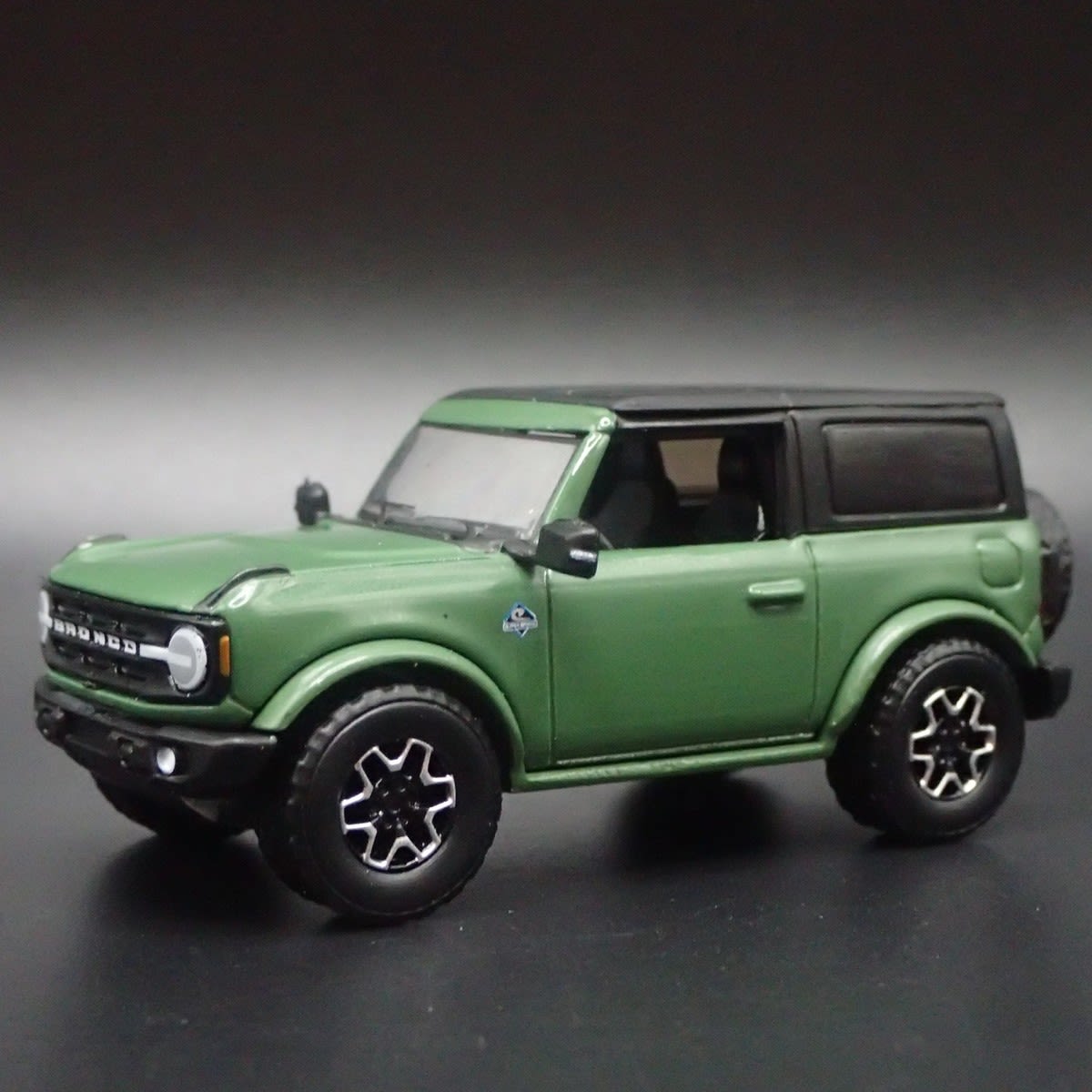 1:64 SHOWROOM FLOOR  2023 FORD BRONCO OUTER BANKS1