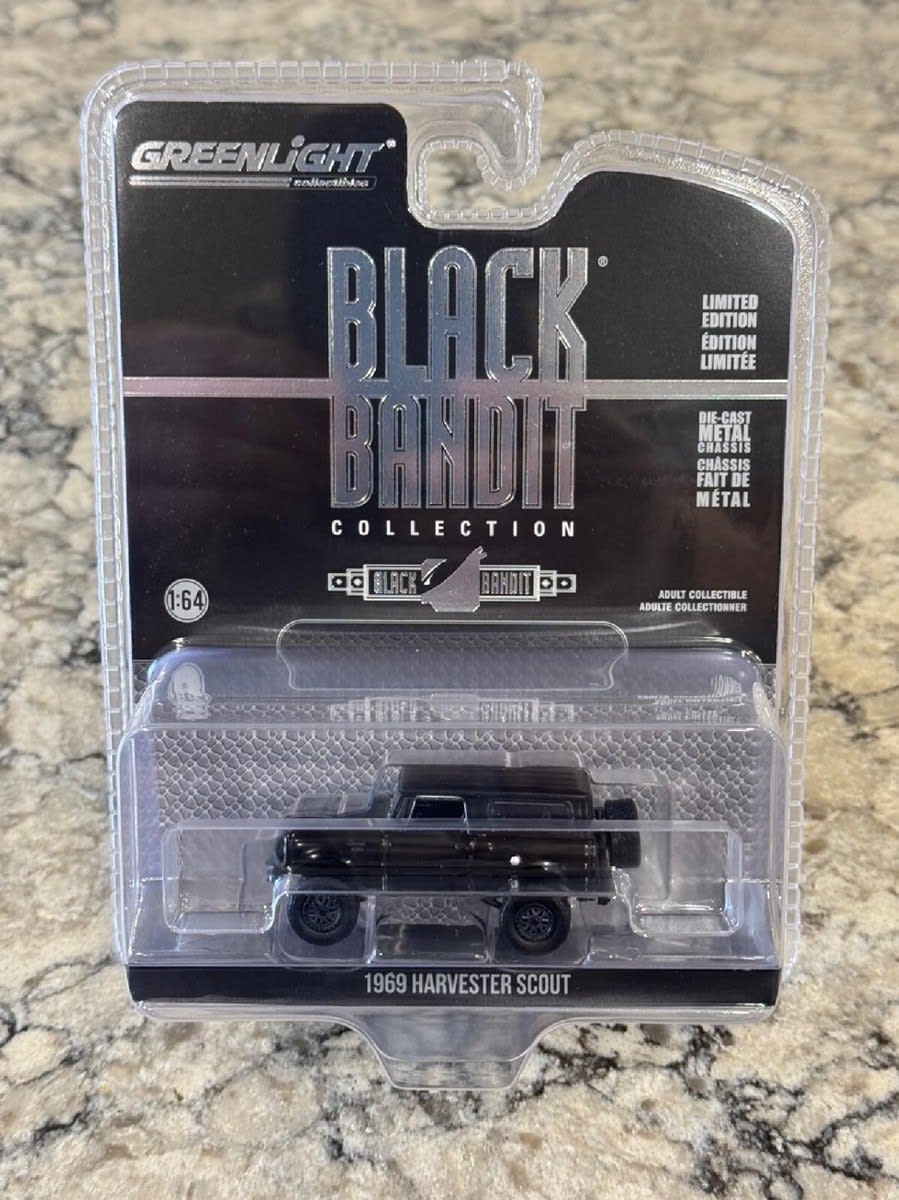 1:64 Black Bandit Series 29 - 1969 Harvester Scout Lifted Solid Pack 1