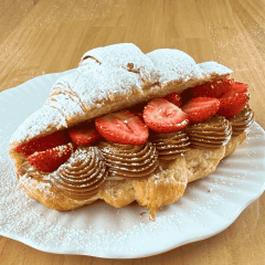 Croissant Manjar y frutillas