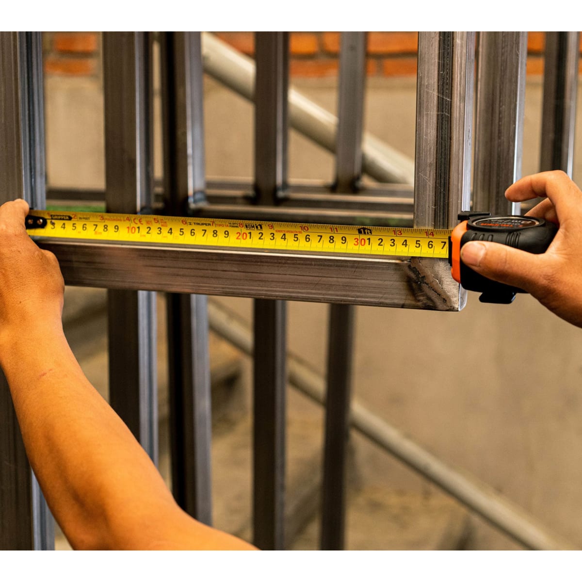 Wincha cinta métrica Gripper 8 metros contra impactos, Truper4