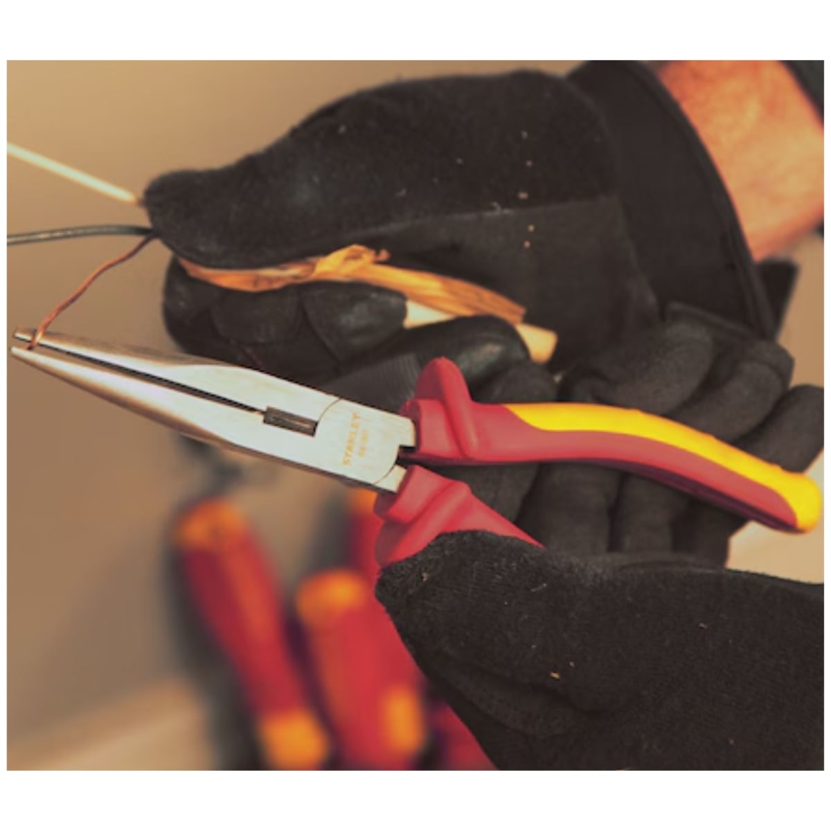 Alicate de Punta Larga dielectrico 1000V 6PLG STANLEY4