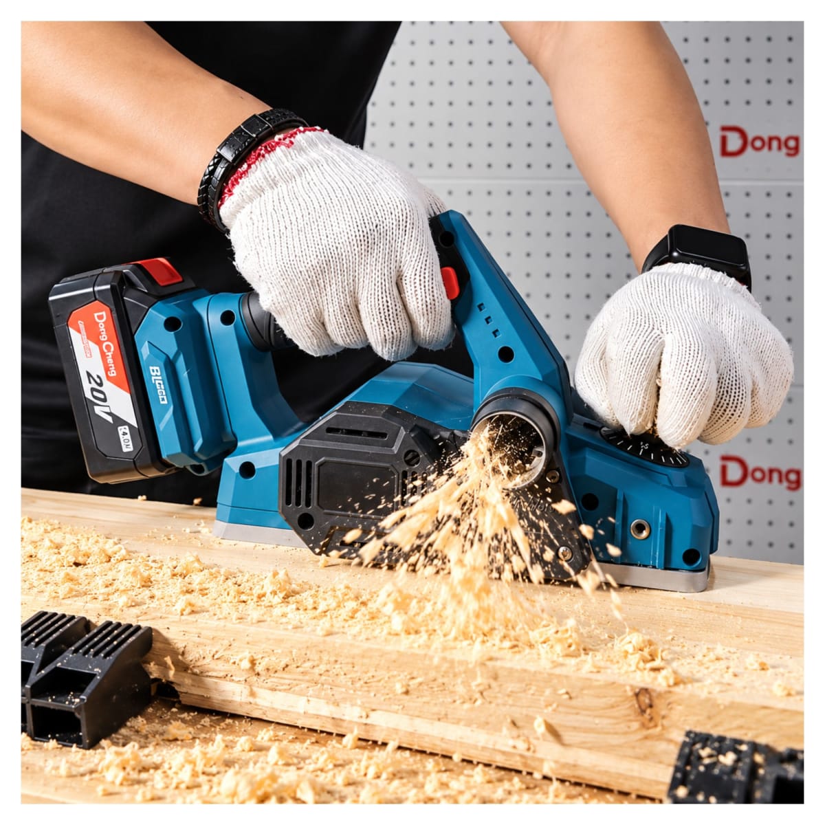 Cepillo Inalámbrico para Madera 20V 600W DongCheng DCMB82BM5