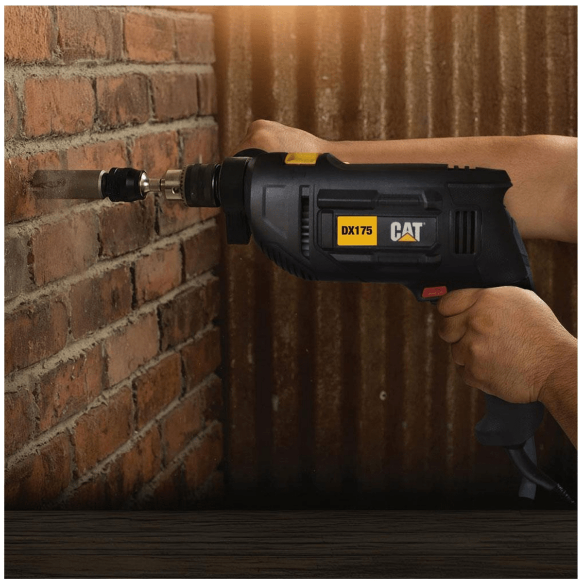 Taladro percutor velocidad variable 600W DX175 CAT4