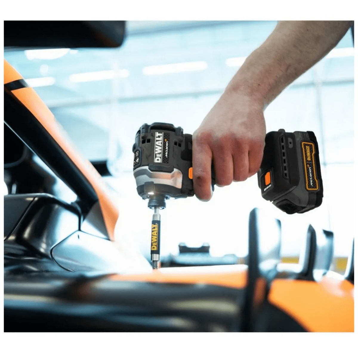 Taladro percutor atornillador de impacto inalambrico Brushless McLaren Dewalt4