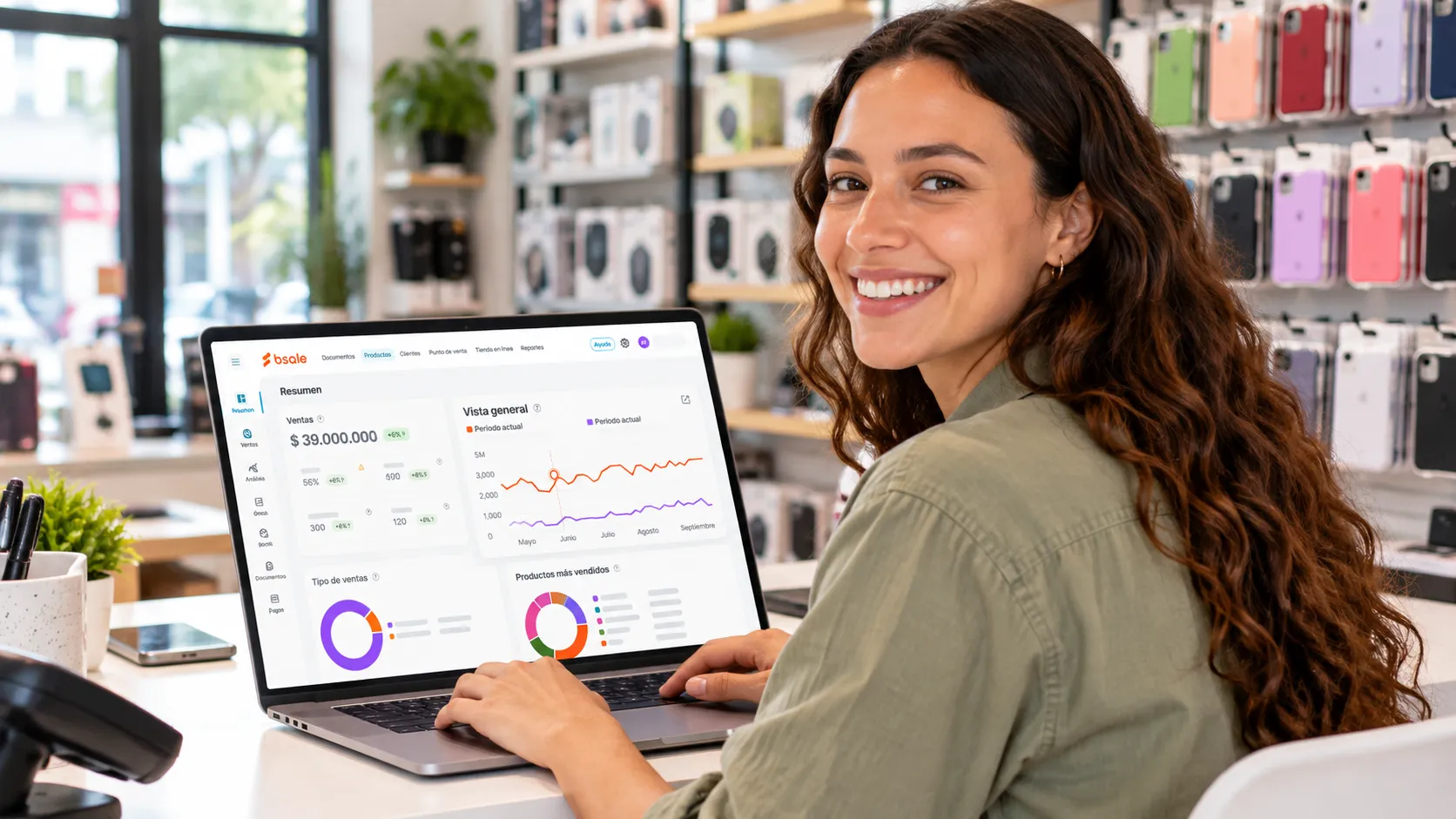 Emprendedora utilizando el software Bsale en su tienda de accesorios para celulares para consultar reportes de ventas y gestionar su negocio.