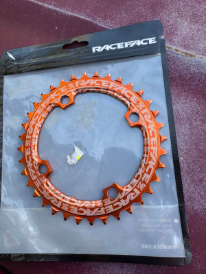CORONA RACEFACE BCD 104 36T ORANGE (OPEN BOX DETALLE MONTADA SE MARCO Y DESMONTADA)