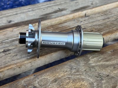 MAZA TRASERO NOVATEC DH82SB/A-S4A 32H TITANIUM CR 12X150 MNO239BA1