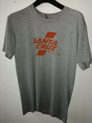 POLERA SANTA CRUZ PARALLEL TEE GREY/ ORANGE SIZE: M