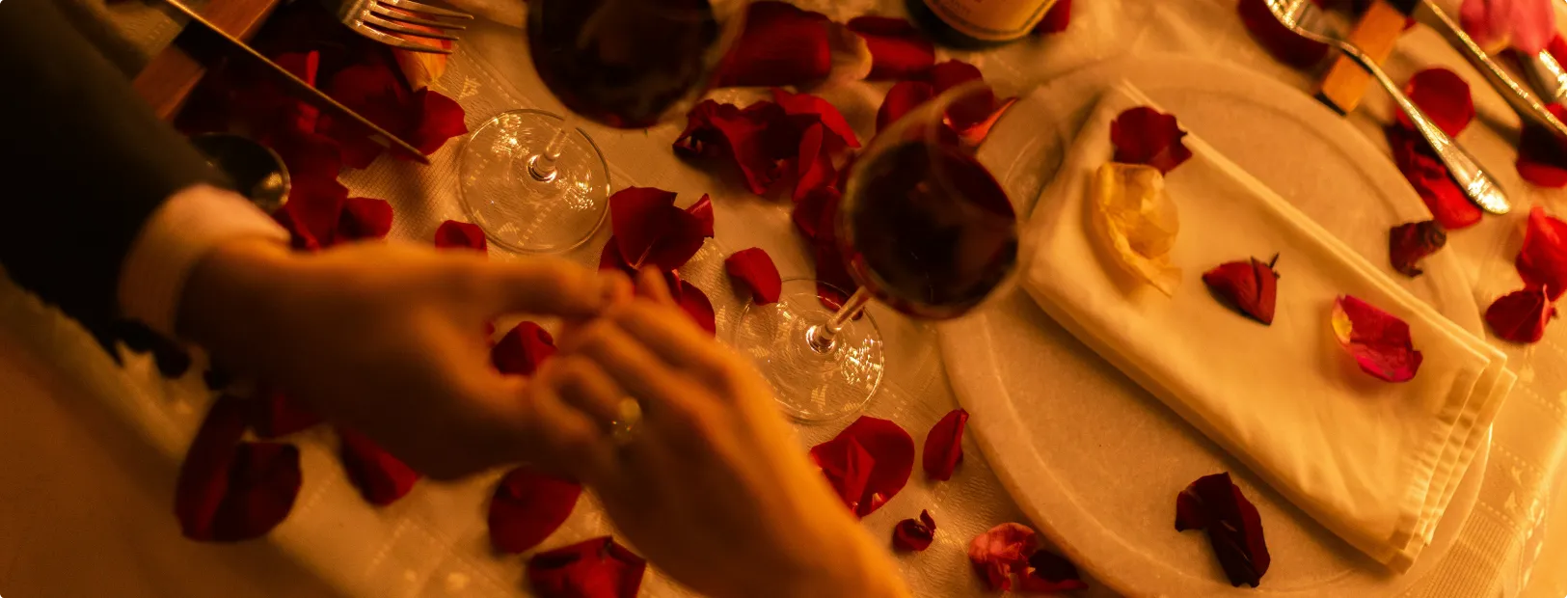 Mesa de cena romántica con vino
